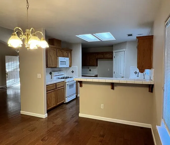883 Paramount Way — Photo 6
