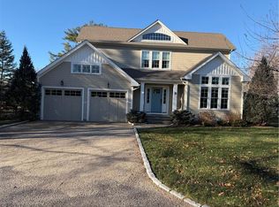 8 Highland Rd, Bristol, RI 02809