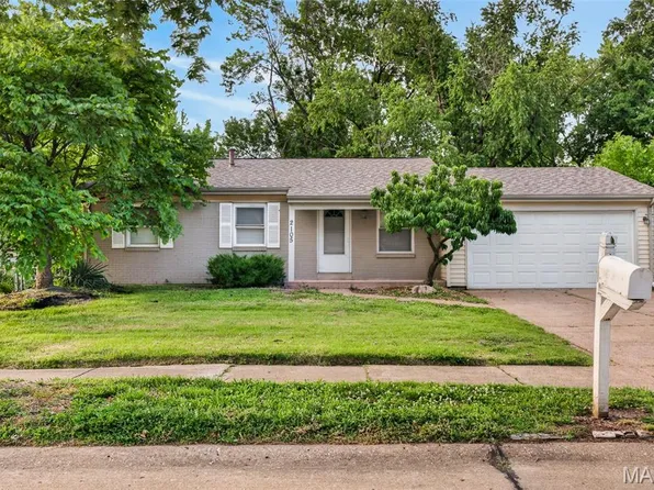 2105 Avon Dr, Florissant, MO 63033
