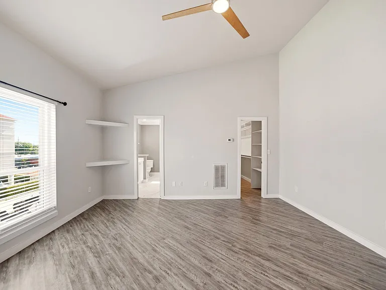 913 Saulnier St — Photo 13