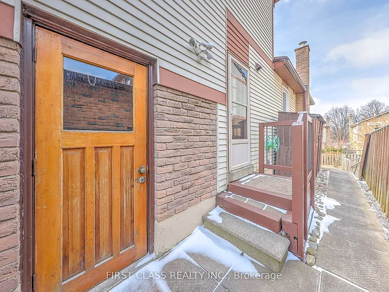 85 Madsen Cres — Photo 34