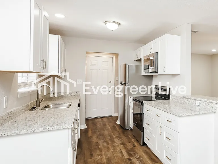 823 Johnnie Row — Photo 5