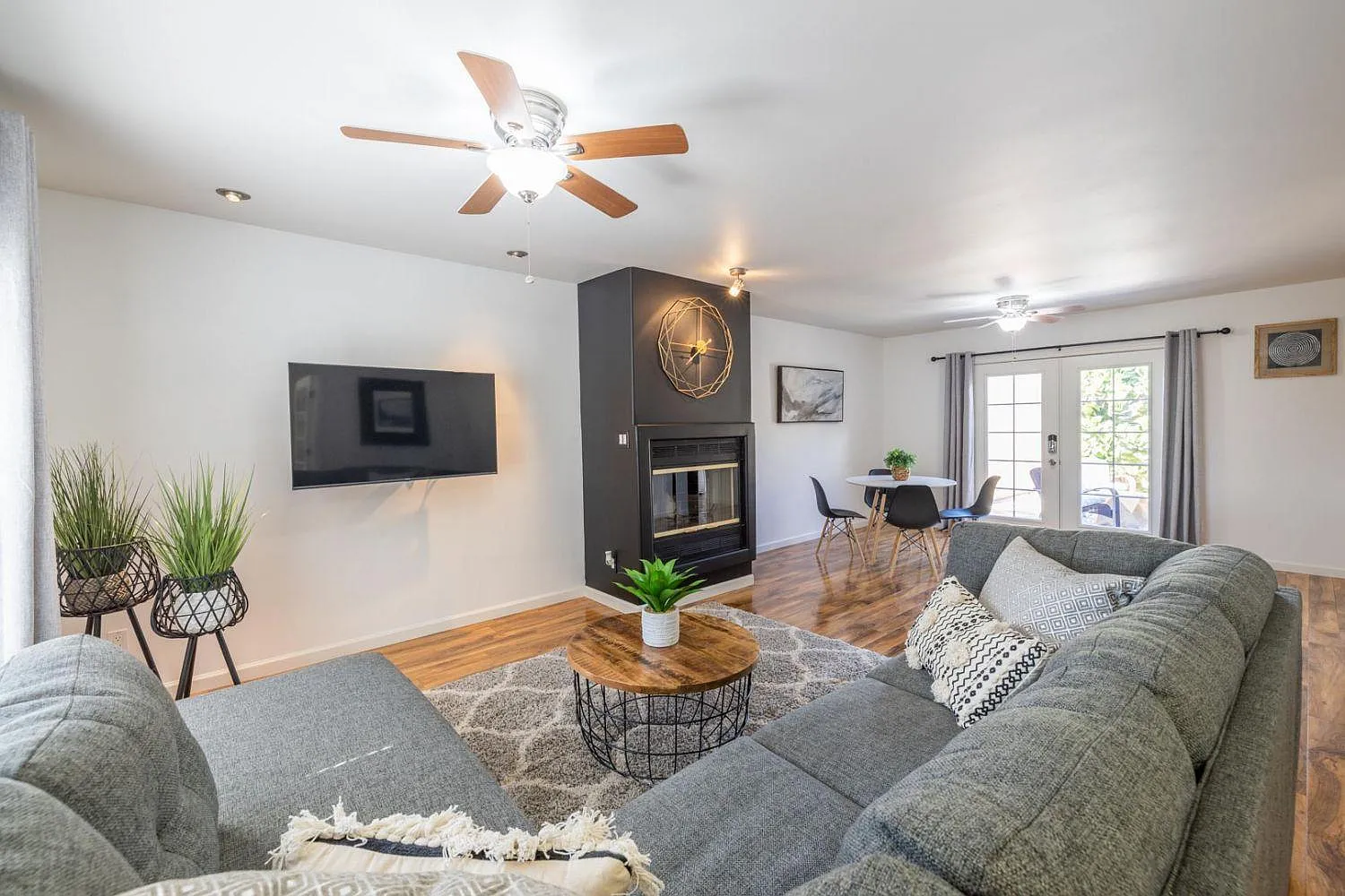 8315 E Orange Blossom Ln — Photo 3