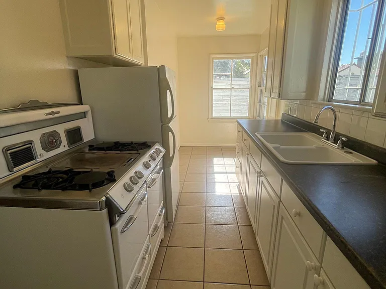 2019 Cheremoya Ave #2019 — Photo 8