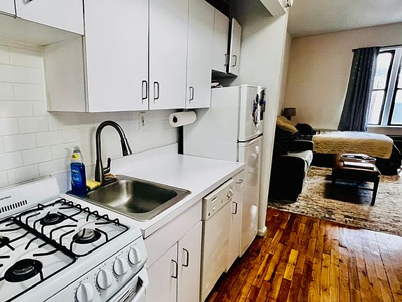 4th image of 225 W 14th St APT 4D