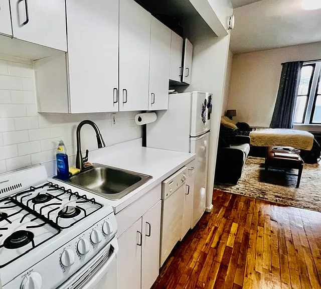 225 W 14th St #4D — Photo 4