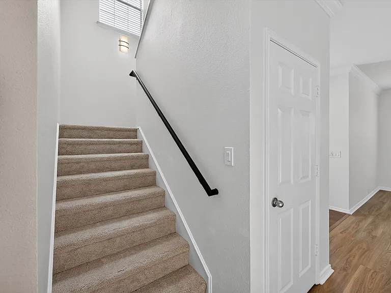 2201 Stoneleigh Pl — Photo 10