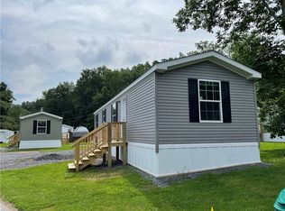 93 Northrup Ln, Farmington, NY 14425