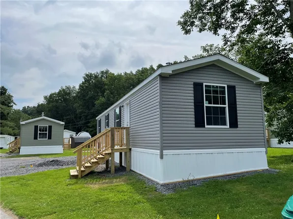 93 Northrup Ln, Farmington, NY 14425