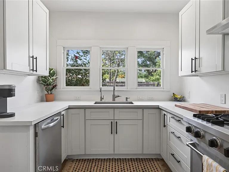 223 N Padre Juan Ave — Photo 17