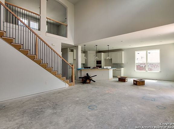 4th image of 635 Hidden View St