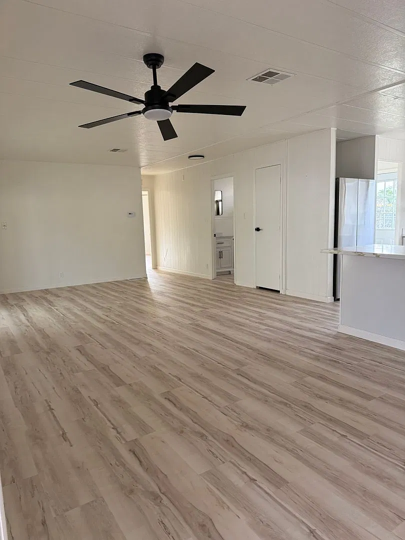 Fresh Remodeled 4 Bedroom — Photo 2