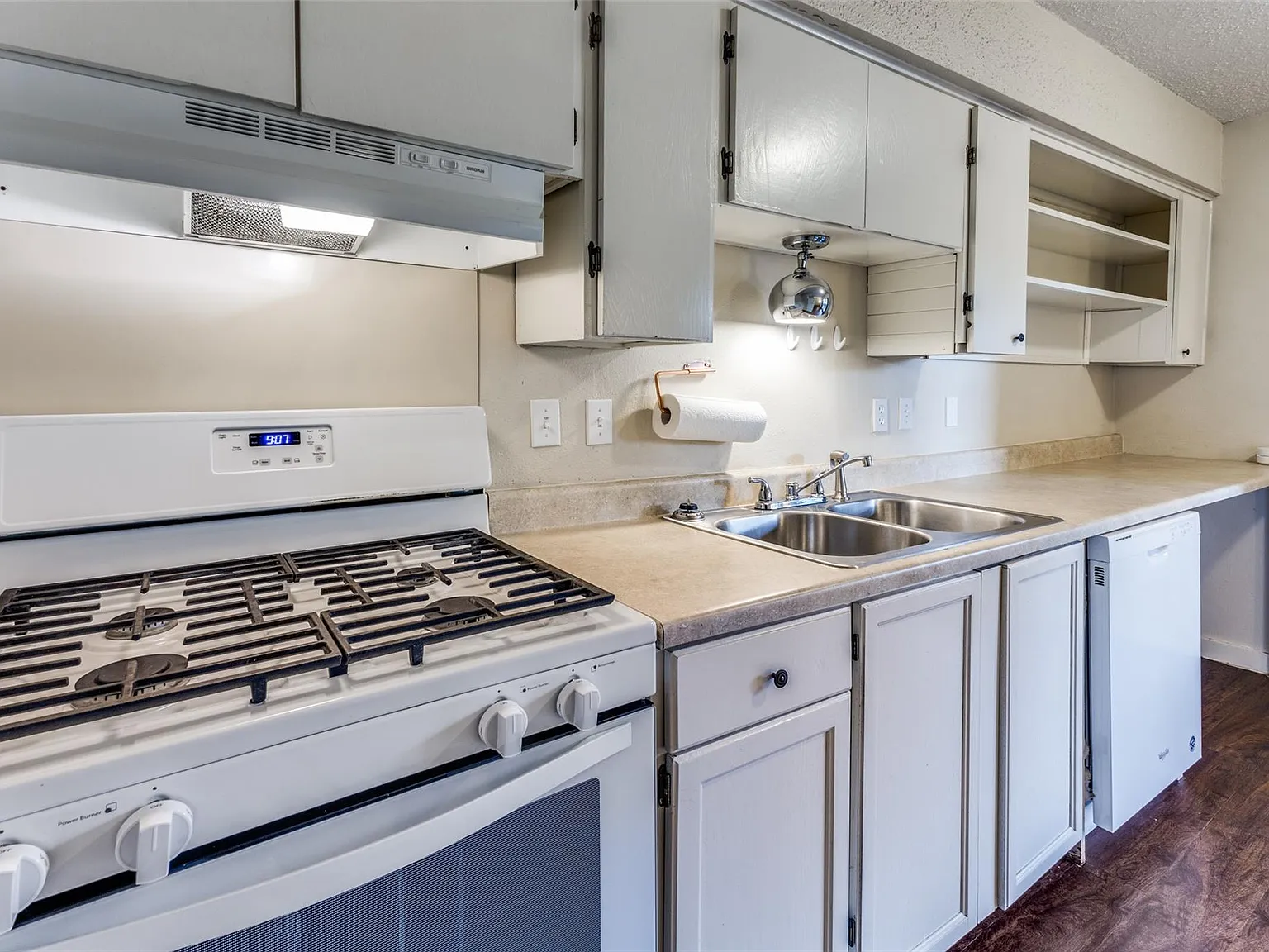 1 bed, 1.0 bath, 606 sqft, $1,400 — Photo 2