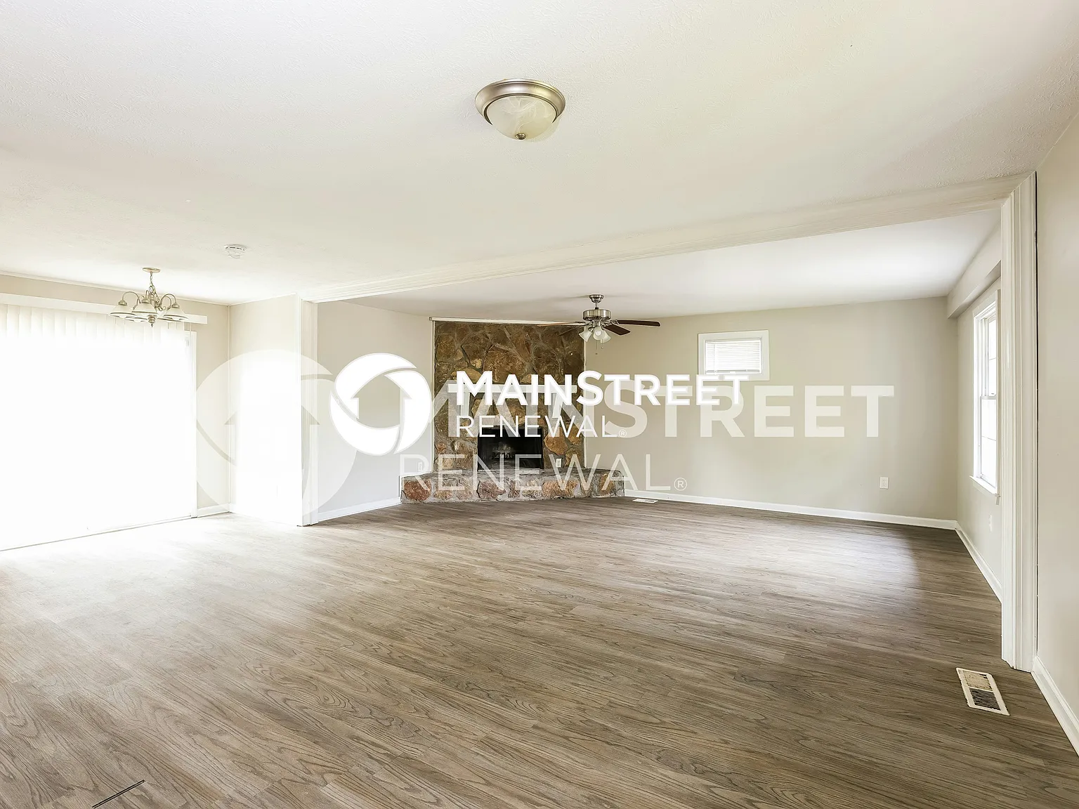 454 Roxbury Dr — Photo 4