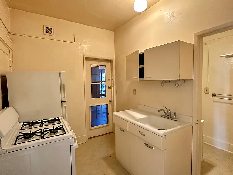 210 Juniper St #5 — Photo 4