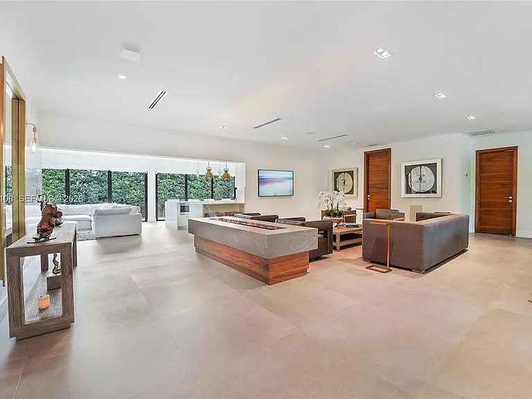 60 Shore Dr W — Photo 3