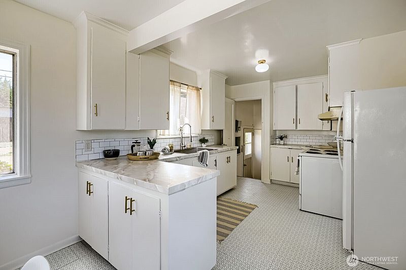 4th image of 10808 Lake Ridge Drive S