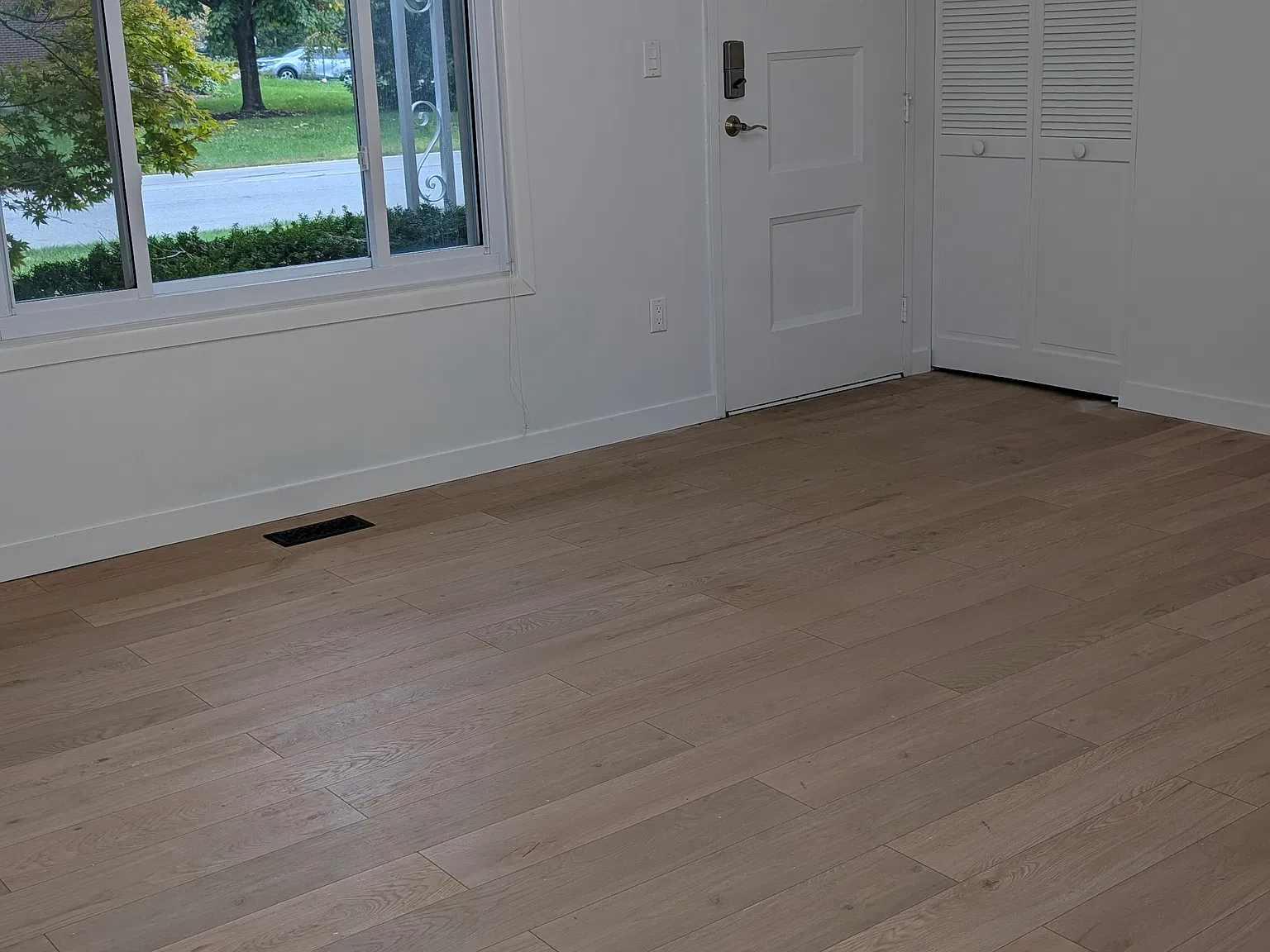 3 bed, 1.5 bath, 1056 sqft, $2,200 — Photo 4
