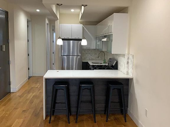 3rd image of 526 Kosciusko St #3G