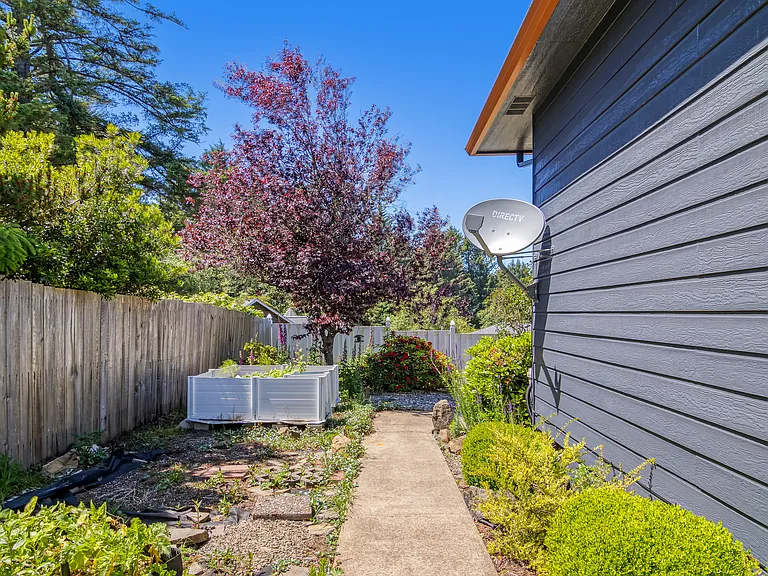 5529 NE Voyage Ave — Photo 38