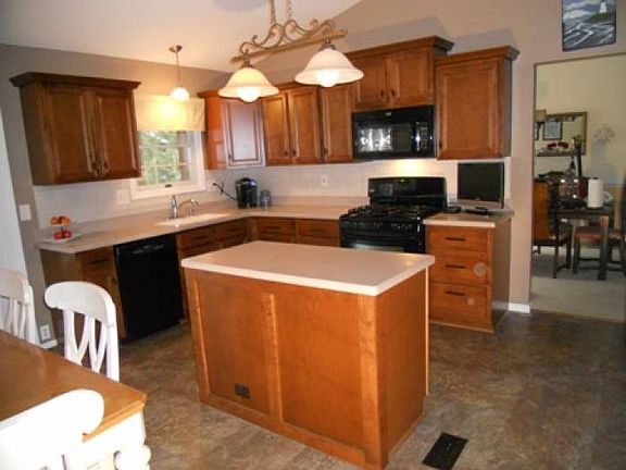 Kitchen w eat in Breakfas