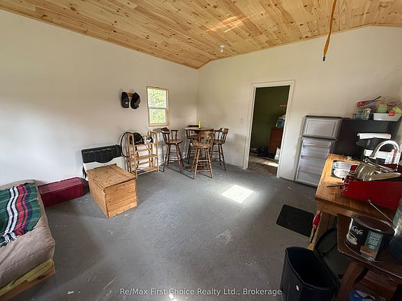 4th image of 1015 Quibell Rd