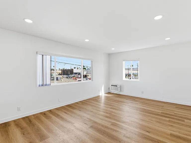 7305 Variel Avenue — Photo 17