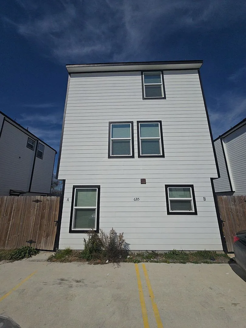 Building Photo - 6315 Sandra St #A