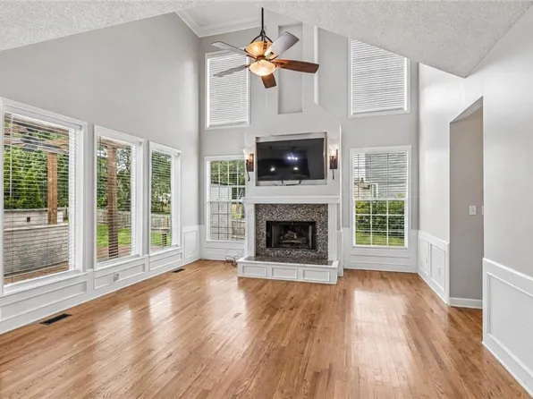 8925 W 132nd Ter, Overland Park, KS 66213