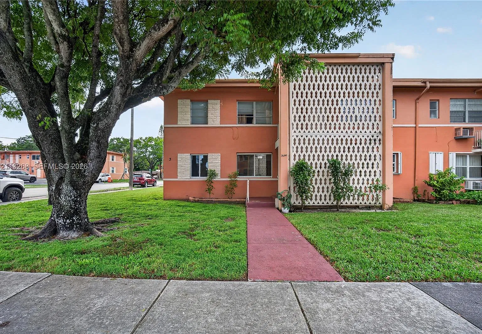 Coral Gardens Condo Bldg — Photo 1