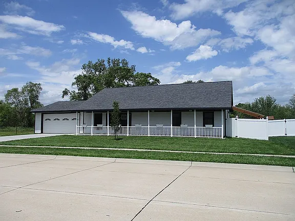 1115 Vista Way — exterior photo