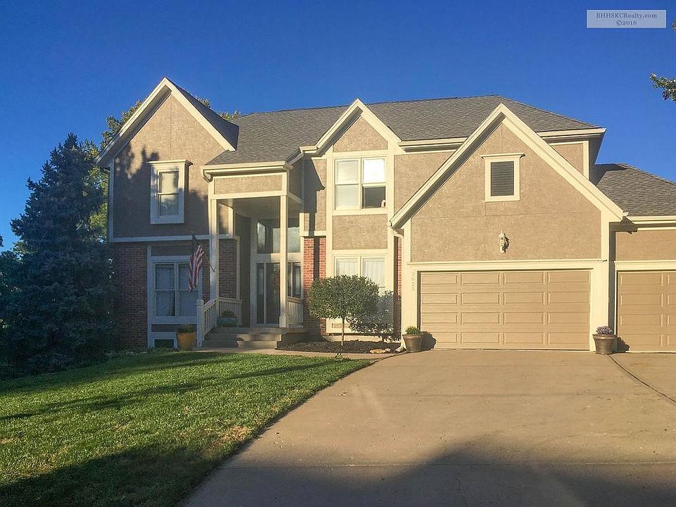 Photo taken by owner after house was recently professionally painted...AND NO SNOW!!