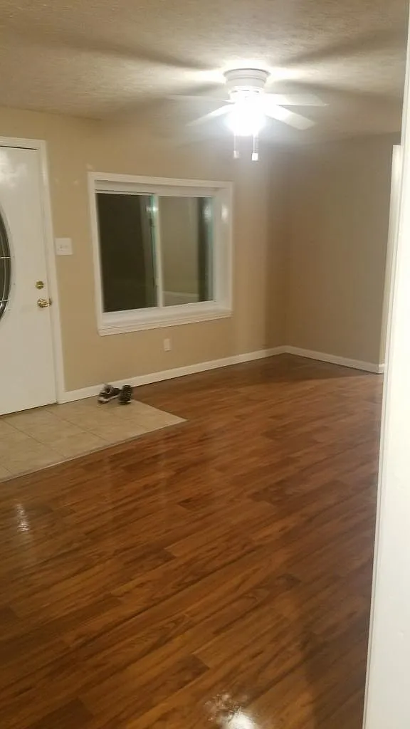 3 bed, 1300 sqft, $933 — Photo 3