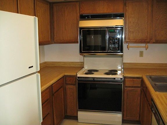 Easy to use kitchen with tons of cabinet space! All appliances stay!