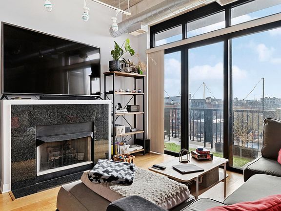 3rd image of 833 W 15th Pl #W609