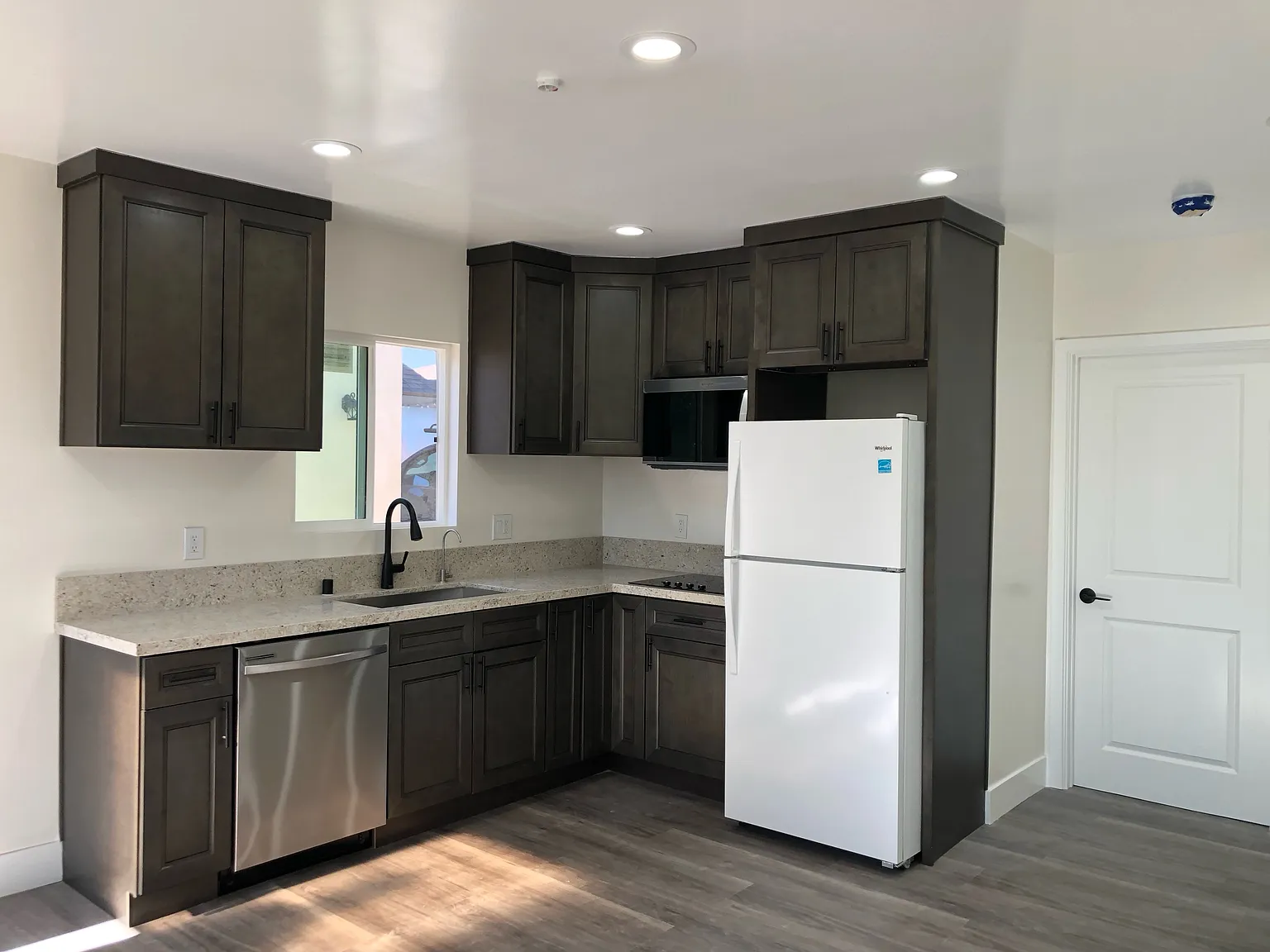 2 bed, 650 sqft, $2,500 — Photo 2