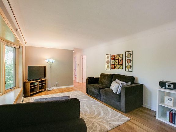 4th image of 2459 Jansen Ave