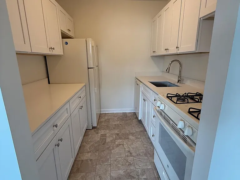 2754 Hollywood Rd #304 — Photo 4