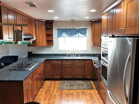 4th image of 1030 Roosevelt Ave