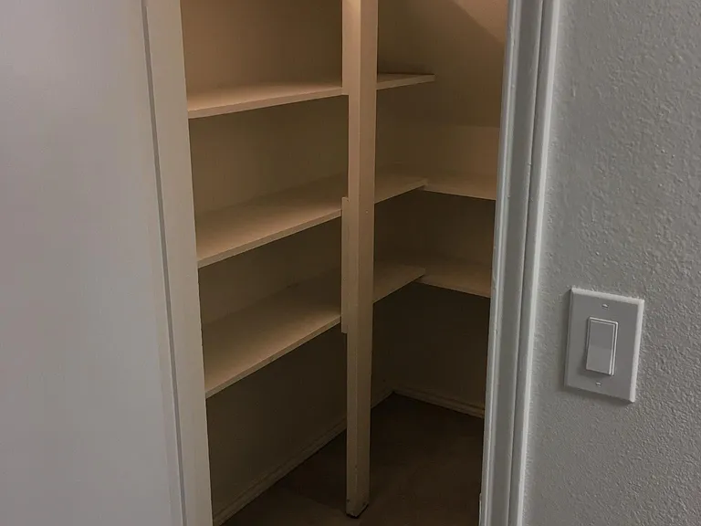 Walk in pantry -EMPTY