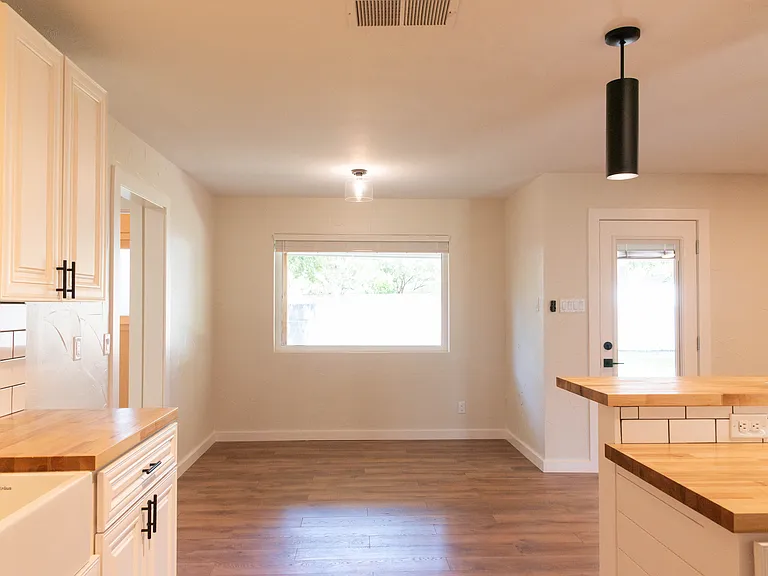 2504 Sinclair Ave — Photo 8