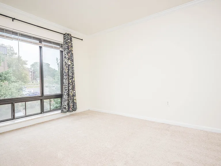 122 Roberts Ln #400 — Photo 15