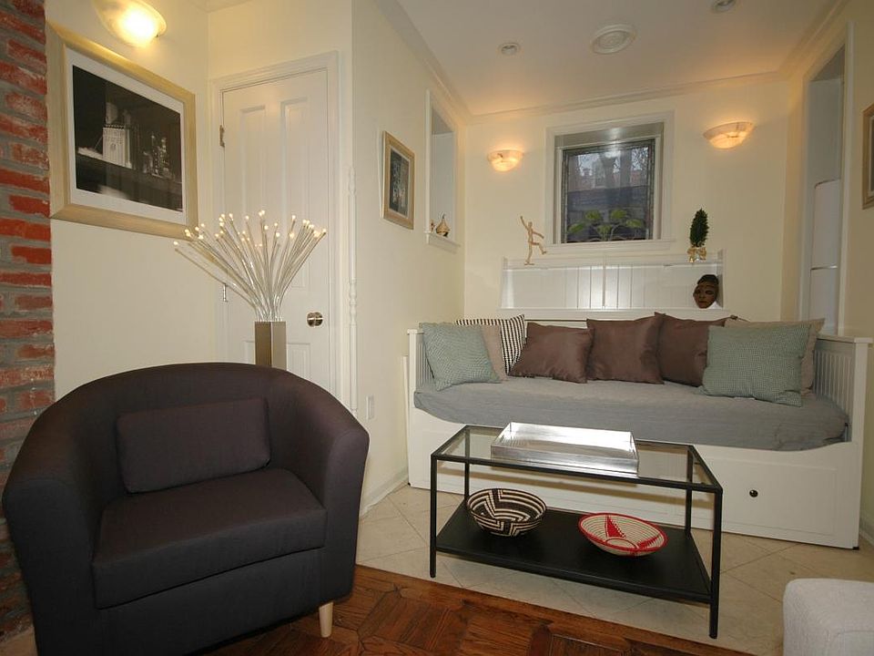 Livingroom: view of daybed (for guest)