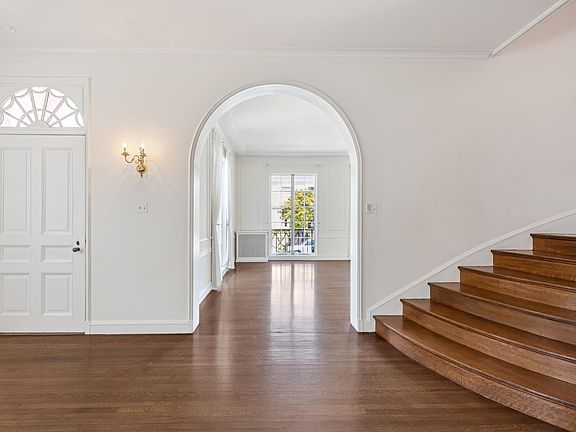 4th image of 2451 Pacific Ave