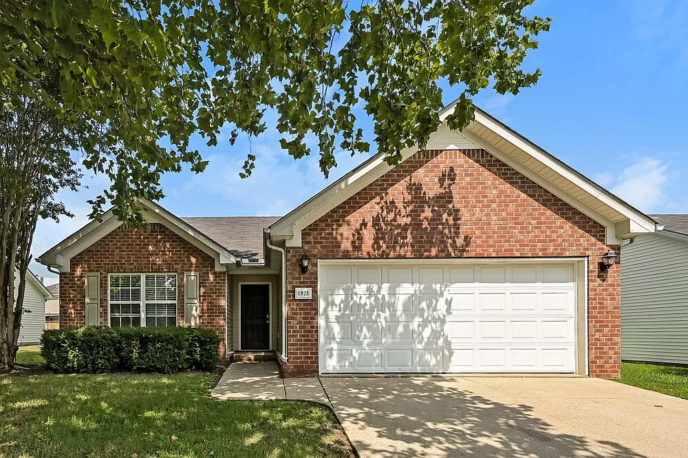 3 bed, 2.0 bath, 1279 sqft, $2,010 — Photo 1