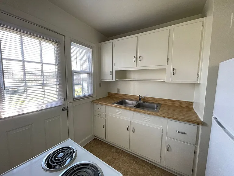 Latham Park Manor — Photo 18