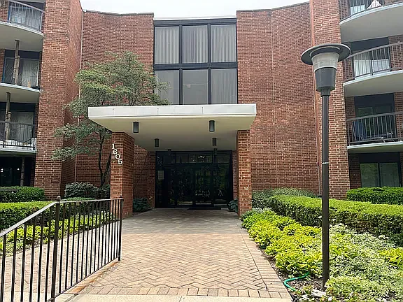 1605 E Central Rd — Photo 2