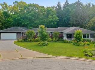 1554 Rustic Ridge Ct, Green Bay, WI 54311