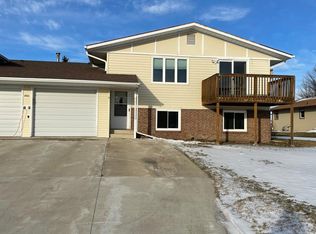 1406 15th St SW APT 2, Jamestown, ND 58401