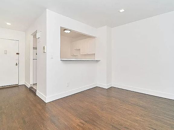 5th image of 207 E 37th St APT 5L